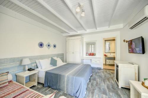 En eller flere senge i et værelse på Kefi Beach & Suites