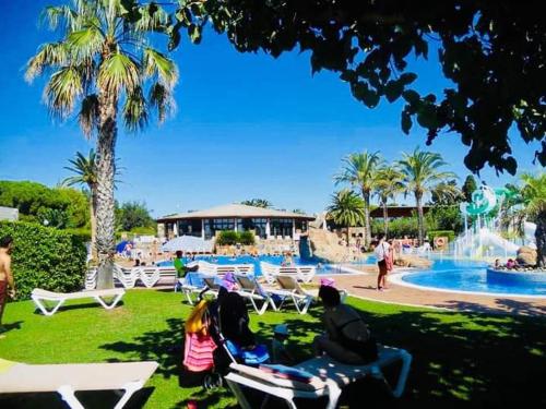 Bazén v ubytovaní Casa La Luna Cambrils alebo v jeho blízkosti