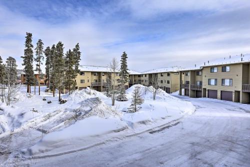 Sleek Frisco Townhome with Views 8 Mi to Copper Mtn v zimě