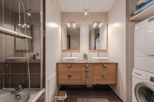 uma casa de banho com 2 lavatórios e um chuveiro em Les Celtes Disneyland em Serris