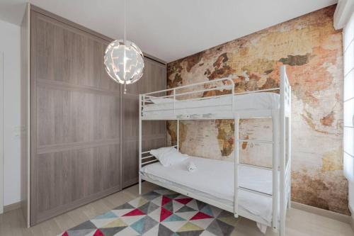 Ce lit superposé se trouve dans un dortoir doté d'un mur en briques. dans l'établissement Les Celtes Disneyland, à Serris