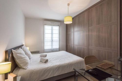 - une chambre avec un lit blanc et une table en verre dans l'établissement Les Celtes Disneyland, à Serris