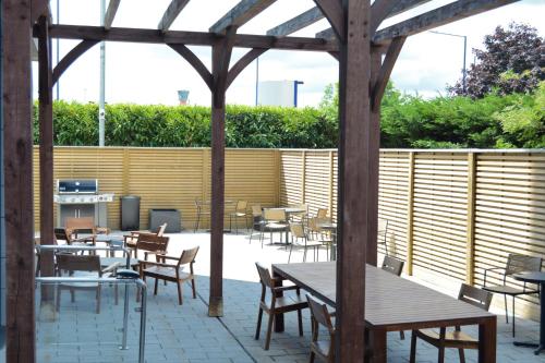 Restoran atau tempat lain untuk makan di Staybridge Suites London Heathrow - Bath Road, an IHG Aparthotel