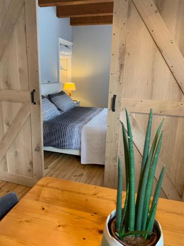 Кровать или кровати в номере "De Walvisch", appartement in authentieke boerderij