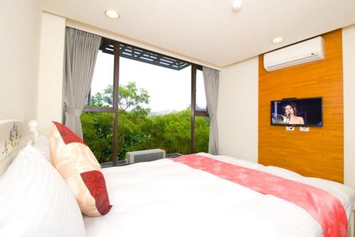 เตียงในห้องที่ Jiaoxi Guanjinglou Hot Spring Club