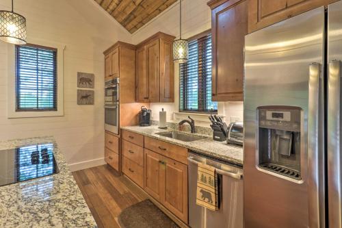 Η κουζίνα ή μικρή κουζίνα στο Hike, Fish and Relax Rural Craftsman in Glenville!