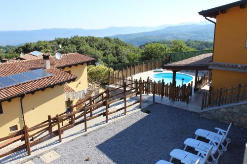 モルマンノにあるAgriturismo Aria Finaのプールと椅子付きの家の景色を望めます。