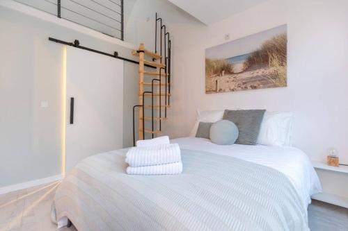 Postel nebo postele na pokoji v ubytování Vitamin Sea Double floor Loft Scheveningen The Hague family