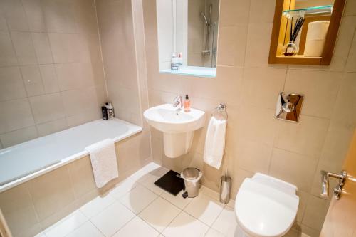 y baño con lavabo, aseo y bañera. en City One Bed in West One Apartments en Sheffield