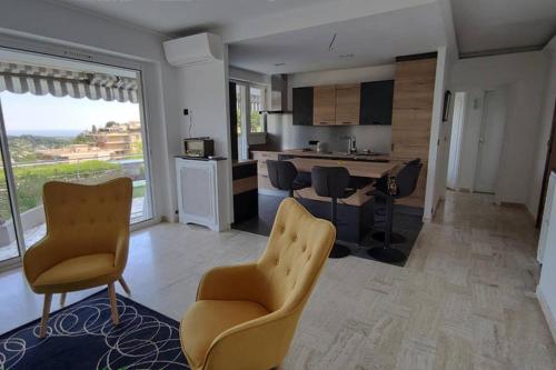 Photo de la galerie de l'établissement Luxueux 2 pièces 52m2 avec terrasse de 62 m2 vue mer et montagne magnifique, à Vence