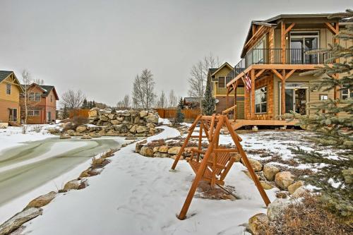 Fish, Hike and Ski Riverfront Granby Cabin! v zimě