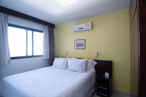 Un pat sau paturi într-o cameră la Golden Ingá Hotel