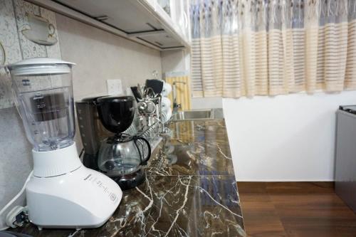 a blender sitting on a counter in a kitchen at Melisma 189, Nawajanapadaya, RuwanEliya,NuwaraEliya in Nuwara Eliya