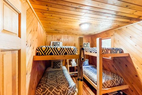 - une chambre avec 2 lits superposés dans une cabine dans l'établissement Lake Eden Escape, à Eden