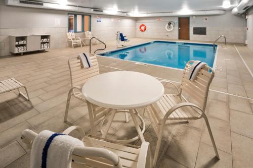 una sala de billar con mesa, sillas, mesa y mesa en Holiday Inn Express Chicago Northwest-Vernon Hills, an IHG Hotel, en Vernon Hills