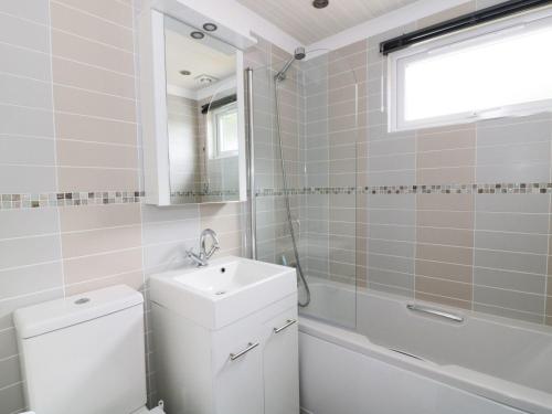ein Badezimmer mit einem WC, einem Waschbecken und einer Badewanne in der Unterkunft 44 Heritage Park in Narberth