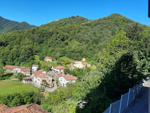 an aerial view of a house in a mountain at Casa preciosas vistas, ubicada en medio del Parque Natural de REDES, Asturias in Caso