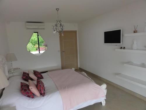a bedroom with a bed with pillows and a window at Charmantes chambres 792 Route Inférieure de Cardo in Bastia