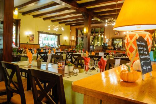 a restaurant with tables and chairs in a room at Hôtel Restaurant La Couronne in Roppenheim