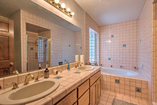 une salle de bain avec deux lavabos et une baignoire dans l'établissement Cozy Pine Mountain Cabin Hike, Bike, Fish Nearby!, à Pine Mountain Club