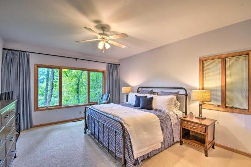 een slaapkamer met een bed en een plafondventilator bij Quiet Riverfront Escape with Deck and Fly Fishing! in Sapphire