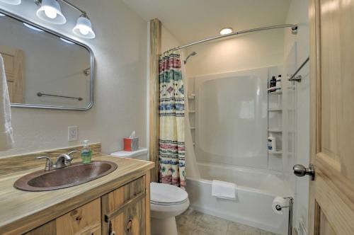 ein Bad mit einem Waschbecken, einem WC und einer Dusche in der Unterkunft Cozy WY Home Rivers, Lakes, Mountains, Wildlife in Pinedale