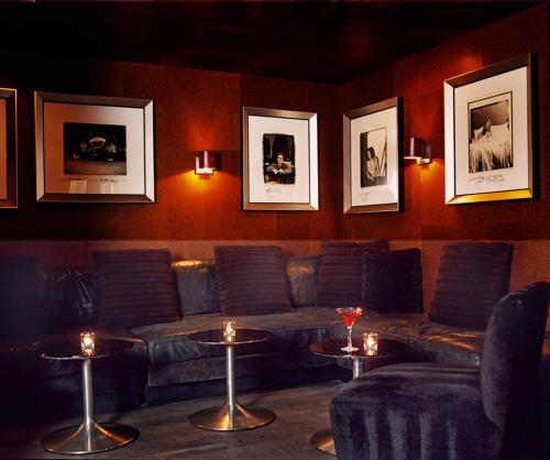 Χώρος καθιστικού στο Sunset Marquis Hotel