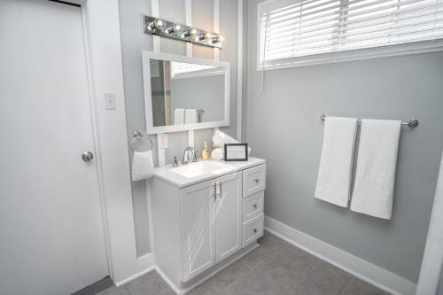 Ένα μπάνιο στο Remodeled Historic 1BR 1BA House Near Downtown