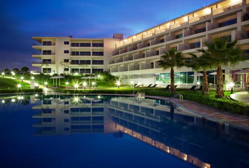 um hotel com piscina em frente a um edifício em Vista Marina Apartamentos Turisticos em Portimão