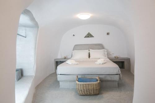 Кровать или кровати в номере Theodora Suites