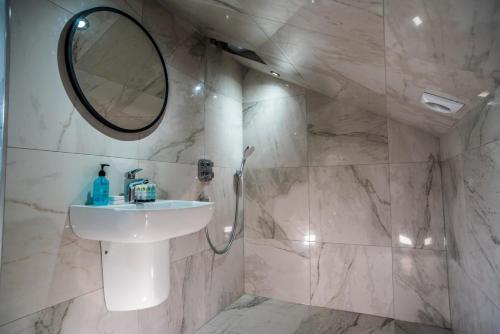 W łazience znajduje się umywalka i lustro. w obiekcie Hotel 21 w mieście Southport
