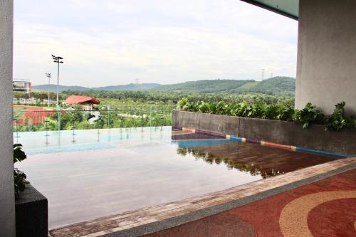 una piscina en una casa con vistas en Bell Suites @ Sunsuria City, en Sepang