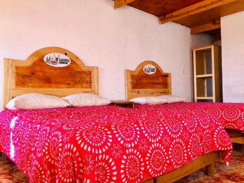 A bed or beds in a room at Simatiri Hotel y Cabañas by Rotamundos