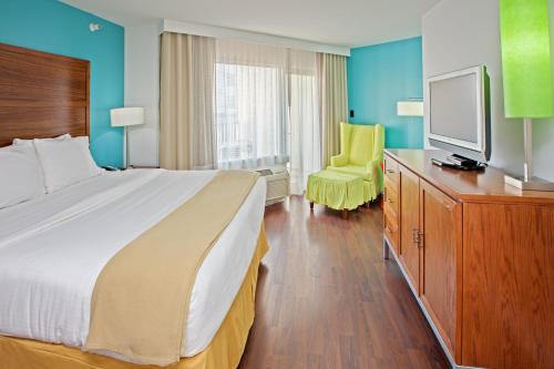 Кровать или кровати в номере Holiday Inn Express Indianapolis - Fishers by IHG