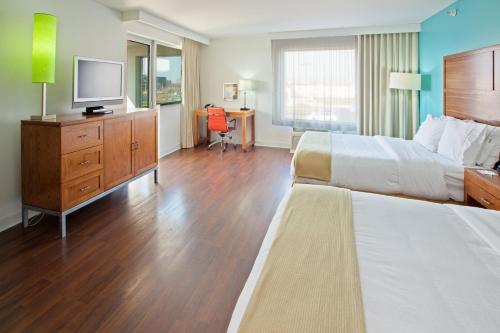 Кровать или кровати в номере Holiday Inn Express Indianapolis - Fishers by IHG