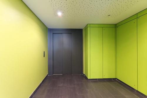 モンペリエにあるStudio Gare St Roch 2ème - Air Rentalの緑の壁とドアの空間