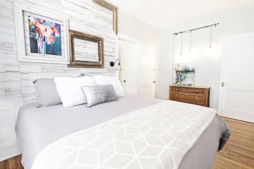 Postel nebo postele na pokoji v ubytování Global Cup Dallas Native, Lower-Greenville Ave Area