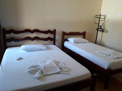 dos camas sentadas una al lado de la otra en una habitación en Panoramica Pousada, en Fortaleza