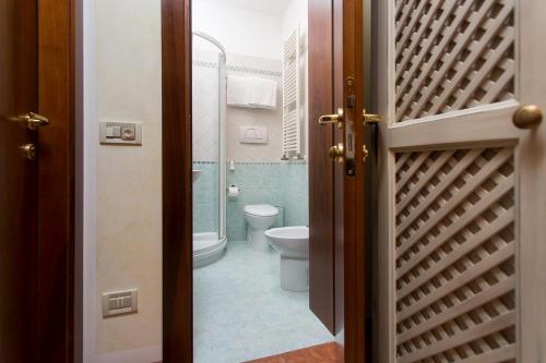 una puerta abierta a un baño con aseo en Casa Mimma, en Venecia