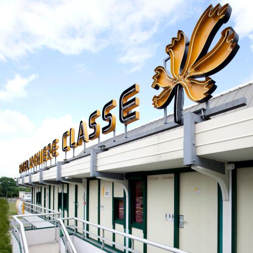 a building with a sign that reads anaesthesia at Premiere Classe Gueret in Guéret