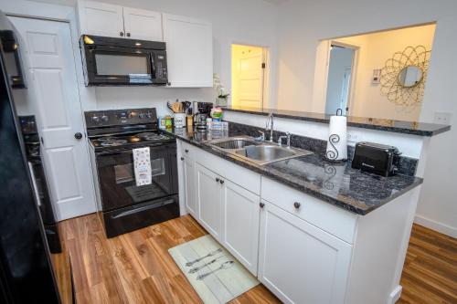 Downtown Remodeled Cozy 2BR 1BA Home Sleeps 8