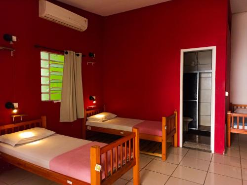 En eller flere senger på et rom på POA Eco Hostel