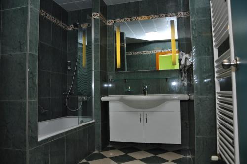 a bathroom with a sink and a mirror at Kilyos Kale Hotel in Kilyos