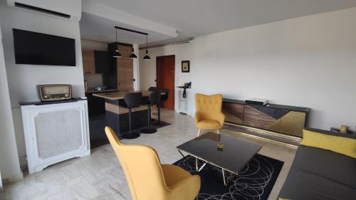 Photo de la galerie de l'établissement Luxueux 2 pièces 52m2 avec terrasse de 62 m2 vue mer et montagne magnifique, à Vence