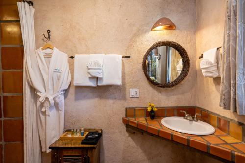 bagno con lavandino, specchio e asciugamani di Inn of the Turquoise Bear a Santa Fe