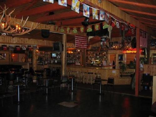 un bar con un montón de sillas en una habitación en The Bull Moose Lodge, en Alpine