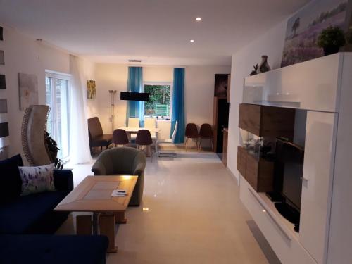 a living room with a couch and a tv and a table at APARTMENT Top1, 2 Schlafzimmer 3 Betten BESTROOMS eU in Steyr