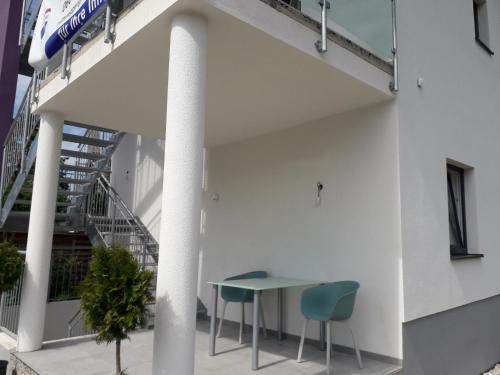 a room with two chairs and a table in a building at APARTMENT Top1, 2 Schlafzimmer 3 Betten BESTROOMS eU in Steyr