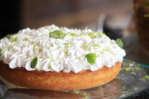 een taart met witte glazuur en groene blaadjes erop bij Hotel Fazenda Casarão do Vale in Massaranduba
