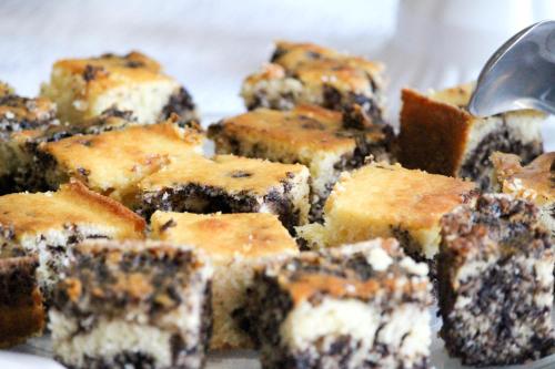 een stapeltje bosbessentaartstukjes met een lepel bij Hotel Fazenda Casarão do Vale in Massaranduba